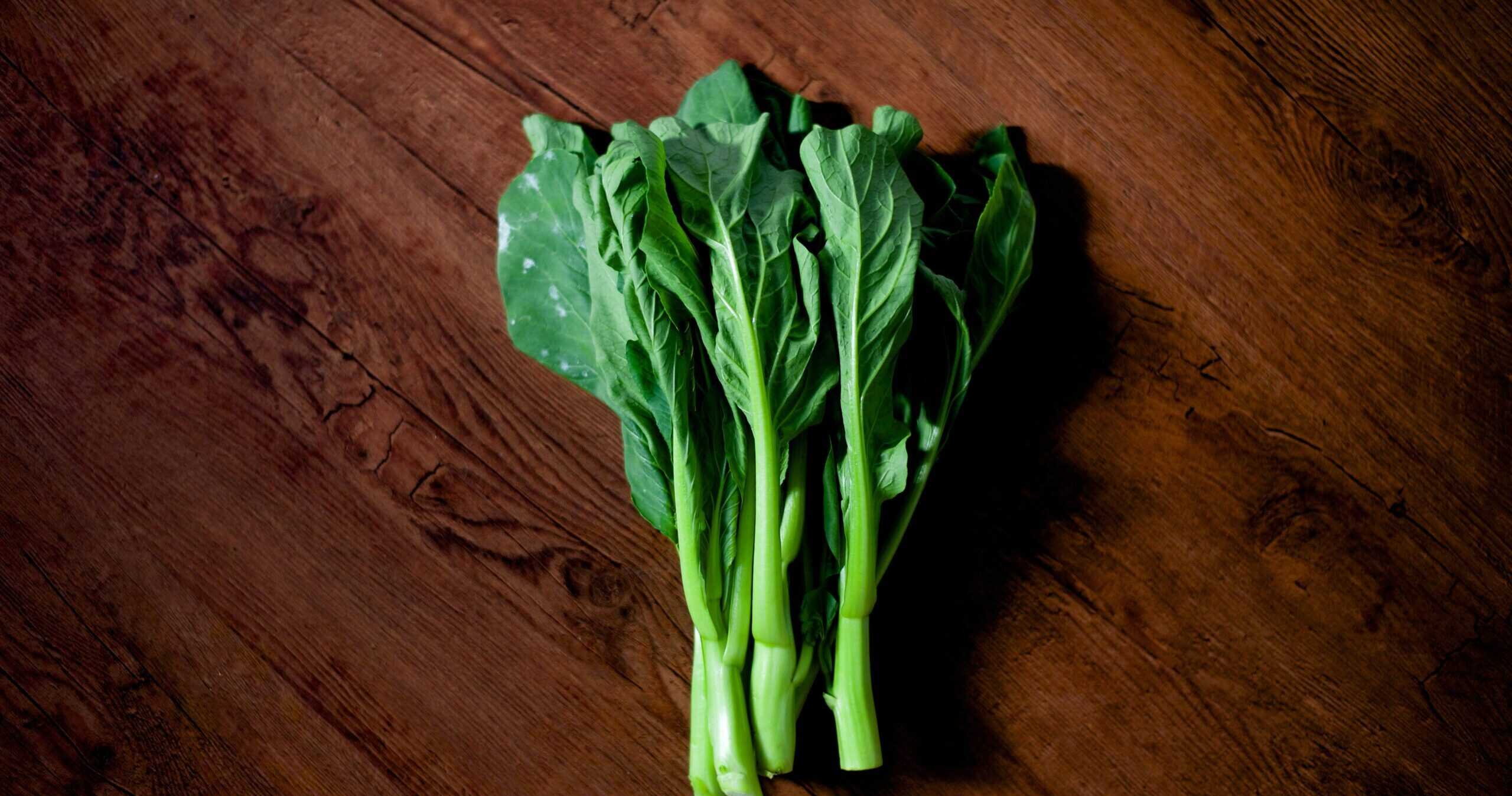 Pak Choi auf einen dunklen Schneidebrett